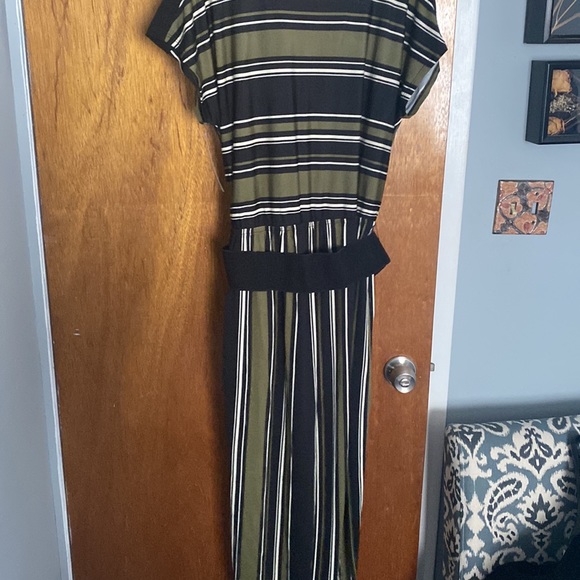 Brand new Venus jumpsuit with belt - Picture 3 of 4